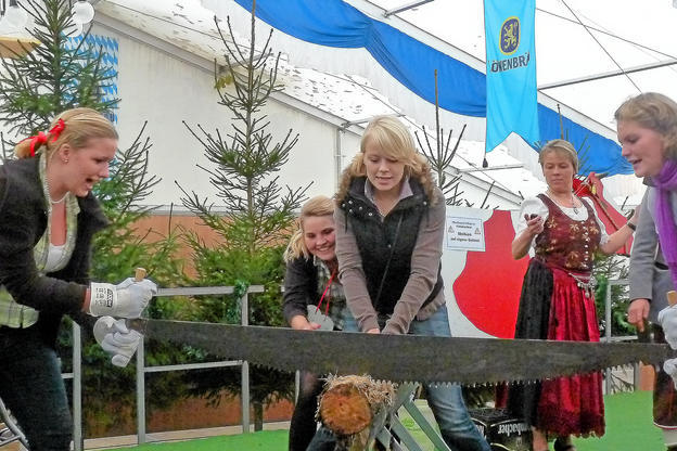 Die Möädels der "Zehn Gebote" gaben auch beim Wettsägen alles. Foto: Cornelia Pfeifer