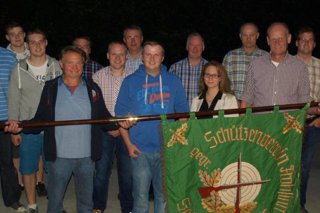 Anton Tertilt (vordere Reihe, links) und Vorsitzender Karl-Heinz Suttrup (vordere Reihe, rechts) halten die historische Vereinsfahne. »Frohsinn Schonebeck« ist eine in der Nachbarschaft wiedergegründeter Schützenverein. Foto: Siegmund Natschke