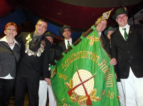 Frohsinn zu verbreiten haben sich das Königspaar Alfons und Gitti Minnerop sowie die Mitglieder des Schützenvereins Frohsinn von 1928 auf die Fahnen geschrieben. Schräder Foto: Schräder