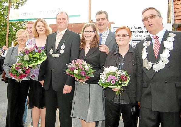 Die neuen „Frohsinn“-Majestäten mit Hofstaat (v. l.): Marion Evering, Stefan Thiemann, Königspaar Sandra Dreihues und David Nordhoff, Carolin Nordhoff, Stefan Bußmann sowie die Vorjahresregenten Brigitte und Alfons Minnerop.Foto: (tu)