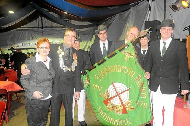 König Alfons Minnerop und seine Königin Brigitte Minnerop feierten den 80. Geburtstag der Schützengesellschaft Frohsinn Schonebeck mit rund 300 Gästen im Festsaal auf Hof Suttrup. (cro)