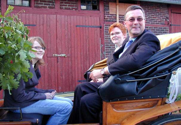 König Alfons Minnerop, seine Frau Gitti als Königin und Tochter Diana wurden in einer Kutsche auf den Hof Ilse Leusing gefahren.Fotos: Dorothee Harbers