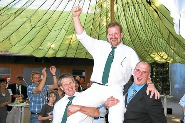 Schützenkönig Karl-Heinz Kemmann, getragen von Alfons Minnerop (r.) und Hermann-Josef Richter.