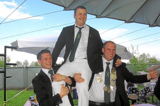 Daniel Brocks ist König: Er regiert in den kommenden zwei Jahren den Schützenverein Frohsinn Schonebeck. Seine Königin ist Lara Bergmann. Foto: mfe