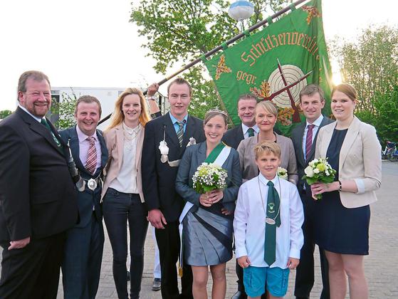 Karl-Heinz Kemmann, vorletzter König (v.l.), sowie das letzte Königspaar bestehend aus Daniel Brocks und Lisa Schulze Tergeist, übergaben die Königswürde an Carsten Niehaus und Lena Wolf, die Philipp Annegarn, Marlen Niehaus, Jonas Rehermann und Miriam Große Thier zum Hofstaat wählten. Robin Darge wurde erster Kinderschützenkönig. Foto: fre
