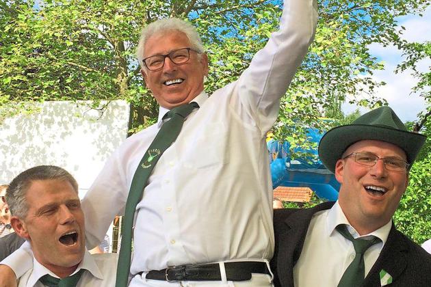 Bruno Fehmer wurde als neuer König des Schützenvereins „Frohsinn Schonebeck“ gebührend gefeiert.Bruno Fehmer ist neuer Schützenkönig. Von seinen Kameraden wurde er kräftig gefeiert